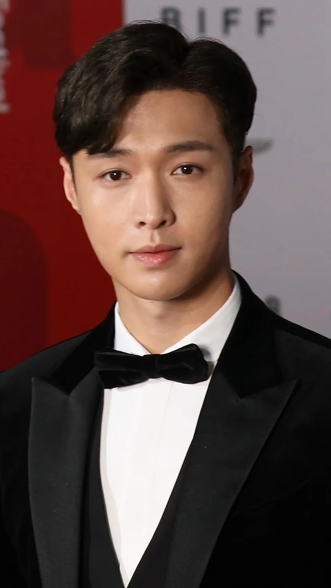 Menurut laporan dari Koreaboo, Lay bahkan berjanji akan selalu 