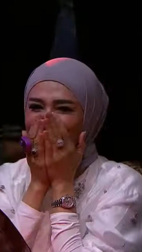 Ekspresi bahagia Mulan Jameela saat melihat El Rumi memenangkan pertandingan pun viral di media sosial.
