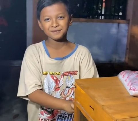 Setelah dicari tahu lebih dalam, anak bernama Ridho ini baru berusia 12 tahun. Ia juga masih sekolah di sebuah SD Negeri di Surabaya.