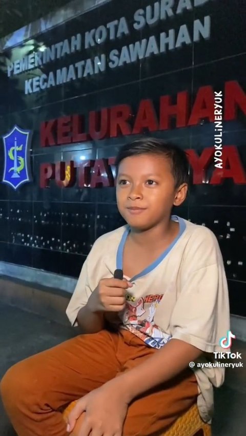 Orang Tuanya Bercerai, Bocah Usia 12 Tahun Ini Putuskan Jualan Cilok untuk Biaya Sekolah