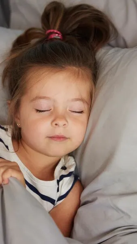 Untuk anak usia 0-2 tahun, idealnya jam tidur malam dimulai sekitar jam 8 malam tanpa gangguan gadget, sehingga mereka bisa tidur dengan nyenyak ketika hormon pertumbuhan sedang aktif.