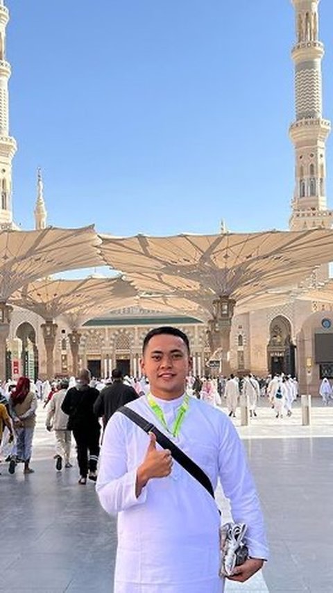 Serda Fadlil juga dikenal sebagai seorang ajudan yang taat dalam beragama. Ia sudah melaksanakan umrah pada bulan April tahun ini.