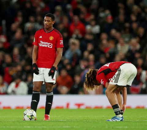 Wajah sedih dan kecewa tampak menghiasi para pemain Manchester United ketika klubnya menerima kekalahan telak dari Newcastle United dalam laga di putaran keempat atau babak 16 besar Carabao Cup 2023/2024 pada Kamis dini hari WIB (2/11/2023).