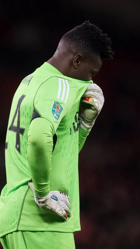 Begitu dengan sang kiper Manchester United, Andre Onana yang tampak sedih mengusap wajah dengan jerseynya.