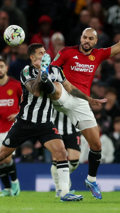 Usai kebobolan, MU kehilangan tempo permainannya. Hal hasil gol kedua Newcastle kembali terlahir lewat Lewis Hall (36).<br>