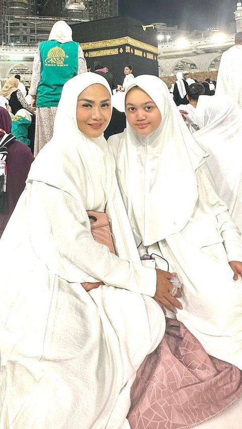 In front of the Kaaba, Kris Dayanti showcases togetherness with her daughter.
