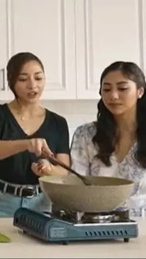 Seru Abis! Nikita Willy Langsung Ajak Chef Pro ke Rumah Buat Momen Masak Bareng Sang Adik<br>