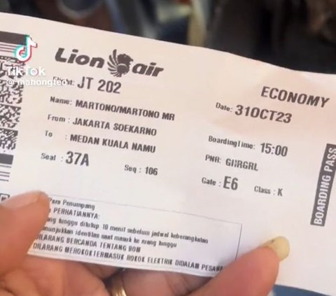 Di awal video, ia memperlihatkan tiket pesawatnya yang menunjukkan nomor kursi 37A. Sejak awal tidak ada yang aneh dengan tiket pesawat tujuan Bandara Kualanamu, Medan ini.