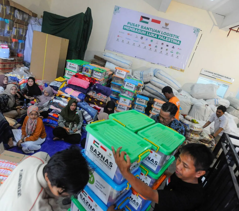 Relawan saat sibuk melakukan pengemasan  bahan makanan dan kebutuhan lainnya yang akan dikirim ke Palestina di Kantor Baznas RI, Jakarta, Kamis (02/11/2023).