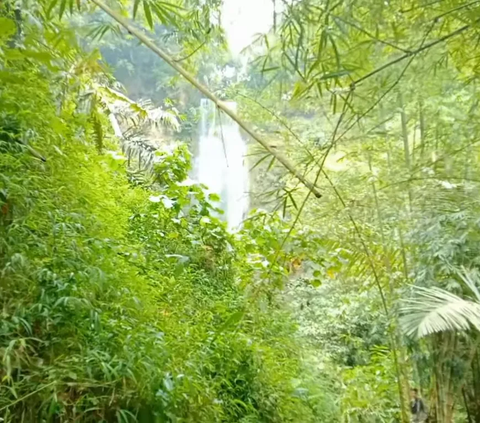 Mengintip Keunikan Curug Cijengkol, Air Terjun yang “Punya Anak” di Cianjur