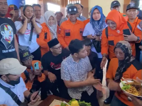 Lagi, Gibran Pasrah Dicium Bapak-bapak Berkumis setelah Pimpin Acara Pemotongan Tumpeng