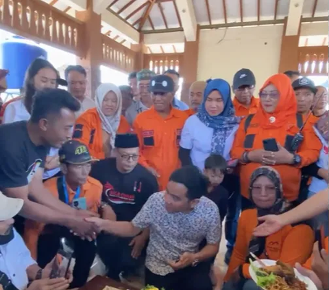 Lagi, Gibran Pasrah Dicium Bapak-bapak Berkumis setelah Pimpin Acara Pemotongan Tumpeng