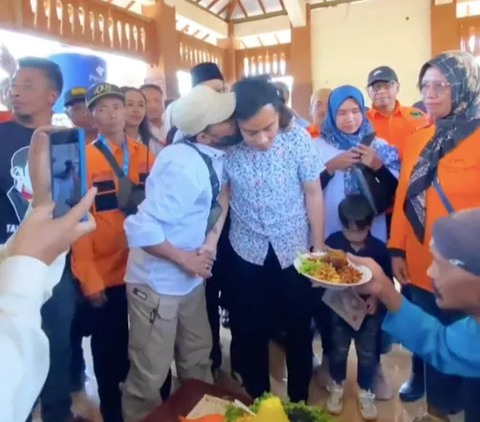 Lagi, Gibran Pasrah Dicium Bapak-bapak Berkumis setelah Pimpin Acara Pemotongan Tumpeng