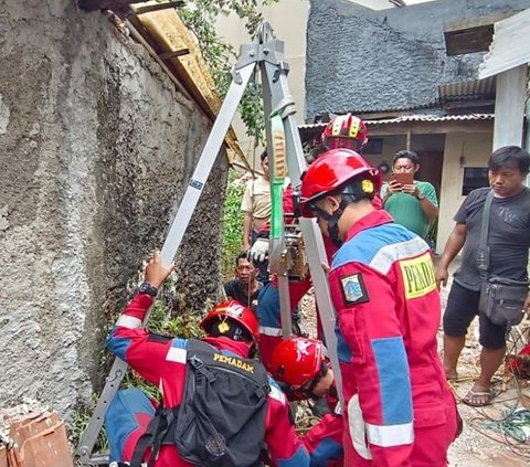Terjatuh ke Sumur Sempit Sedalam 8 Meter, Begini Proses Evakuasi Pekerja yang Sedang Betulkan Pompa Air