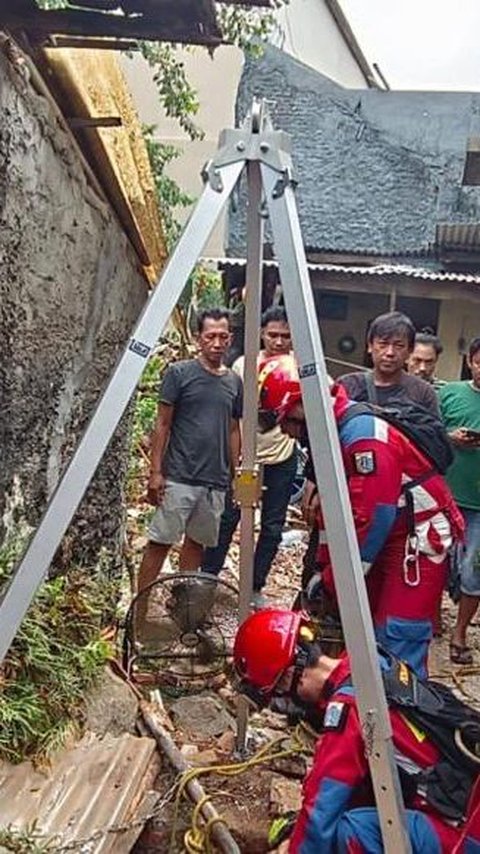 Terjatuh ke Sumur Sempit Sedalam 8 Meter, Begini Proses Evakuasi Pekerja yang Sedang Betulkan Pompa Air