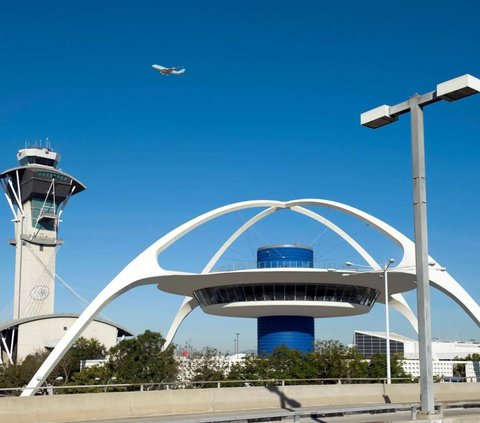 Bocah Bule Non-Muslim Ikut Sholat di Bandara Los Angeles,  Kaget dengan Reaksi Ibunya, Yang Terjadi Selanjutnya...