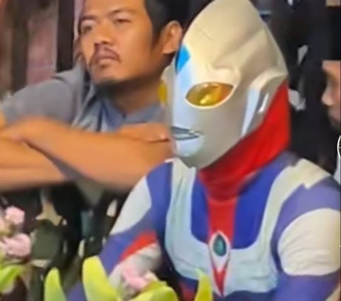 Viral Ultraman Datang ke Pengajian Gus Iqdam, Bikin Ngakak Warganet