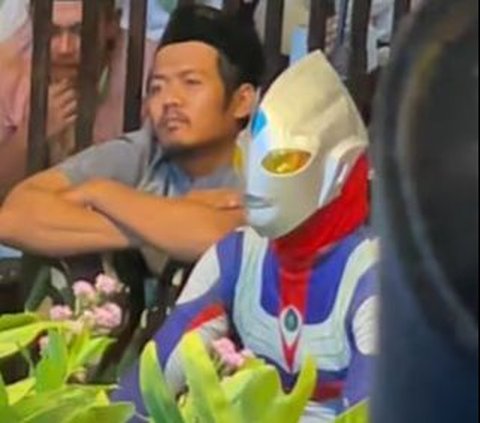Viral Ultraman Datang ke Pengajian Gus Iqdam, Bikin Ngakak Warganet