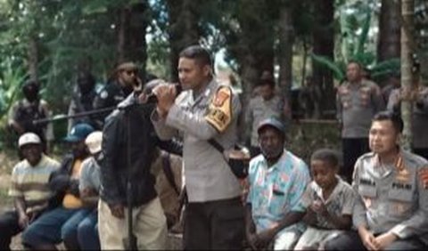 Anggota Bhabinkamtibmas Ini Rela Rumahnya Jadi Sarana Tari Adat Papua, Komjen Fadil Imran Langsung Memeluk Erat