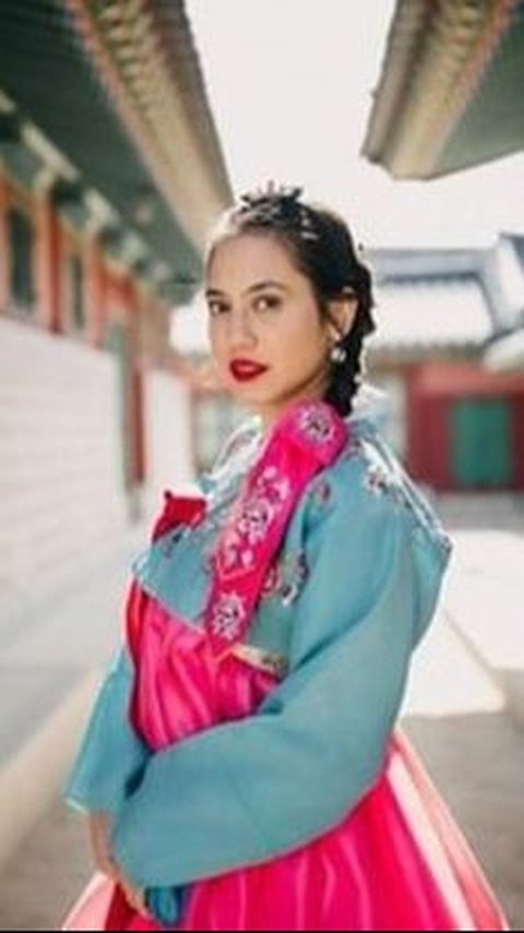 Pesona Cantik Pevita Pearce Pakai Hanbok Korea Warna Biru dan Pink