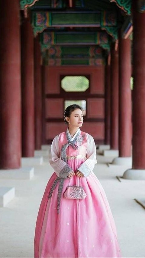 Rossa Tak Kalah Elegan Saat Kenakan Hanbok Korea