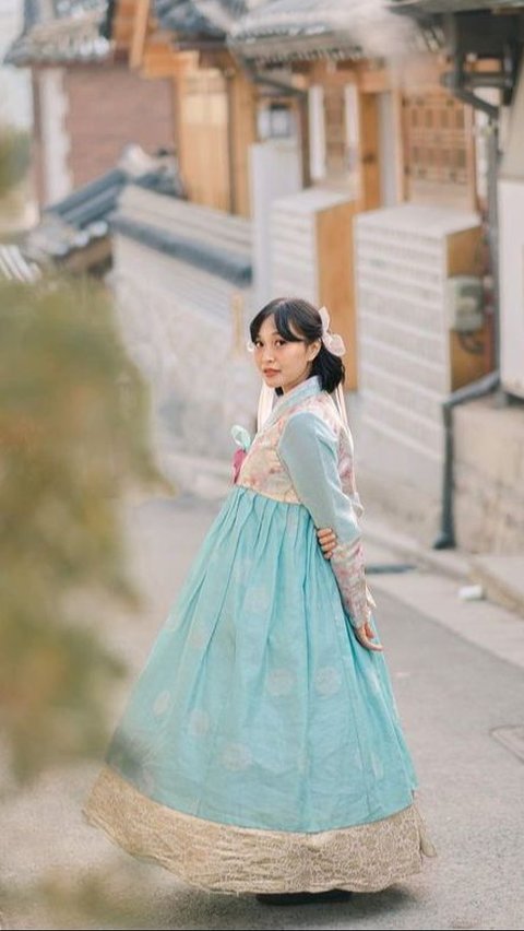 Pose Cantik Rinni Wulandari Kenakan Hanbok Saat Hamil Anak Kedua