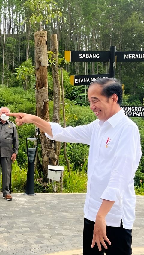 Jokowi Berpantun di Depan 100 CEO di IKN: `Supaya Pembangunan Maju Terus, Pinjam Dulu Seratus`<br>