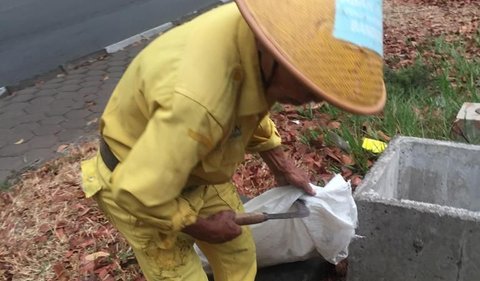 Sariban disebut sudah lebih dari 40 tahun melakukan aksi bersih-bersih sampah di daerah Bandung, Jawa Barat.