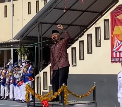 Aksi Kepala Sekolah Asyik Joget di Podium Upacara, Gerakannya Bikin Mau Ikutan Goyang