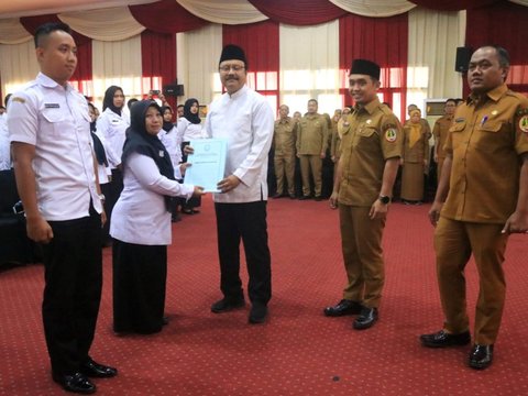 Serahkan SK Pengangkatan PPPK Tenaga Teknis dan Guru, Gus Ipul: Wujudkan Kinerja yang Berdampak