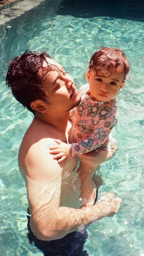 Sweet Portrait of Papa Derby 'Yayang' Romero, Caring for His Little Daughter