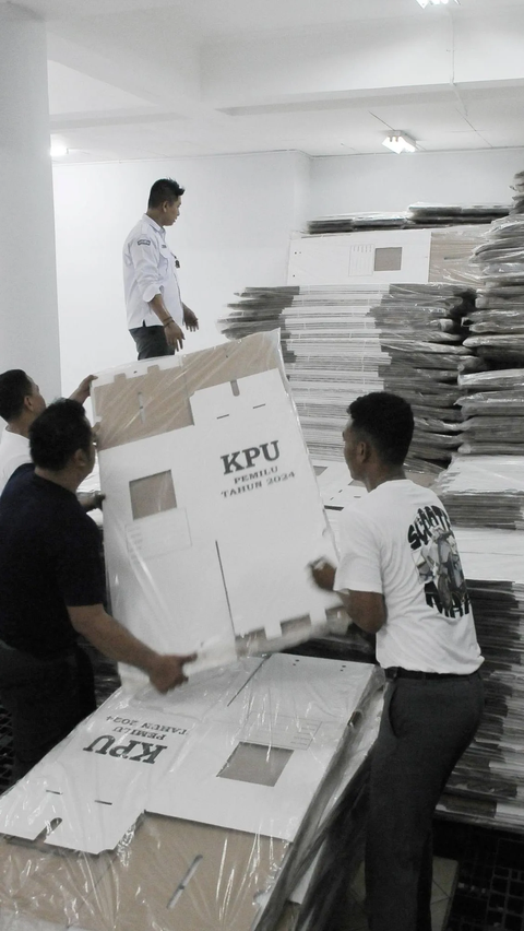 FOTO: Ribuan Logistik Kotak Suara KPU Mulai Didistribusikan ke Kota Administrasi Jakarta Pusat