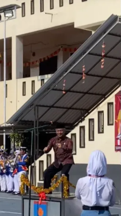 Aksi Kepala Sekolah Asyik Joget di Podium Upacara, Gerakannya Bikin Mau Ikutan Goyang