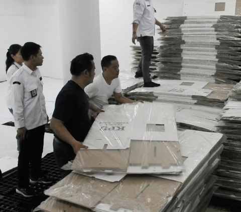 FOTO: Ribuan Logistik Kotak Suara KPU di Kota Administrasi Jakarta Pusat Siap Didistribusikan ke TPS