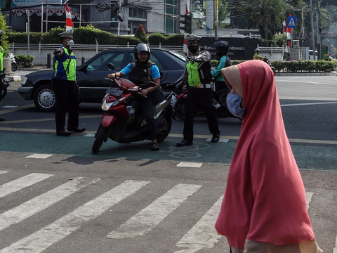 Bila kendaraan tidak lolos emisinya, kendaraan roda dua atau motor dendanya Rp 250 ribu, sementara untuk mobil dendanya Rp 500 ribu.