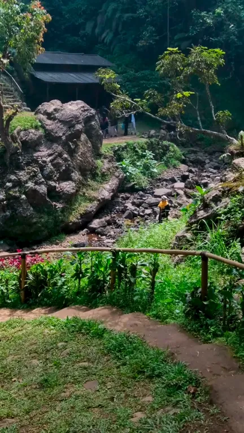 Menikmati Keindahan Curug Aseupan di Lembang, Serasa di Taman Batu