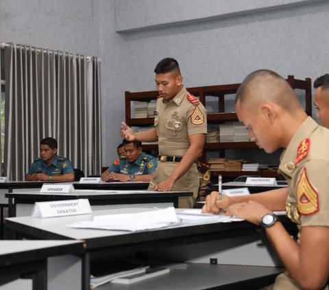 Taruna AAL Latihan Debat Bahasa Inggris dengan Mahasiswa UNAIR