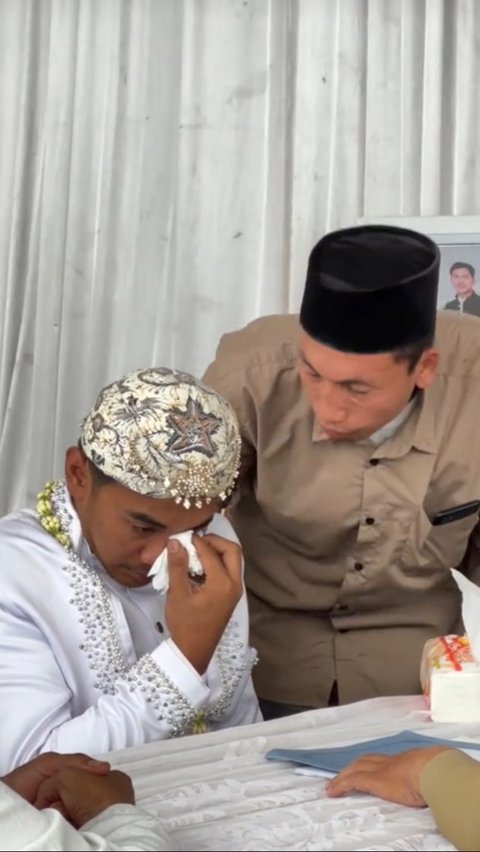 Teringat Almarhum Ayah dan Ibu, Mempelai Pria Ini Tak Kuasa Tahan Tangis saat Ucap Ijab Kabul