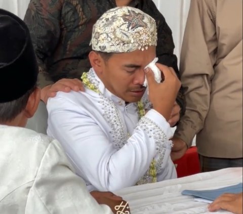 Teringat Almarhum Ayah dan Ibu, Mempelai Pria Ini Tak Kuasa Tahan Tangis saat Ucap Ijab Kabul