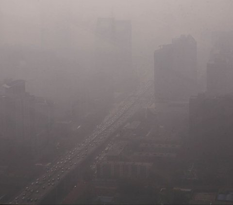 Beginilah penampakan polusi udara tebal yang menyelimuti Beijing, China, pada Selasa (1/11/2023). <br><br>Memburuknya kualitas udara di wilayah metropolitan Beijing-Tianjin-Hebei dan sekitarnya terjadi sejak 22 Oktober.