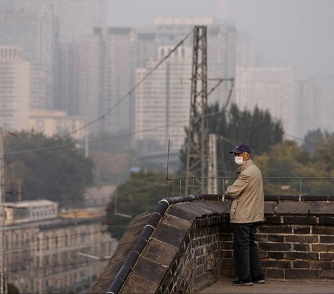 FOTO: Penampakan Beijing Tercekik Polusi Udara Tebal, Warga Kembali Pakai Masker