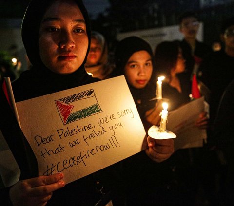 Aksi lilin dan doa bersama untuk korban serangan Israel di Jalur Gaza digelar di Kantor Kedutaan Besar Palestina, Jakarta, Kamis (2/11/2023). Aksi ini dilakukan sebagai bentuk solidaritas dan dukungan warga Palestina yang digempur habis-habisan oleh Israel.