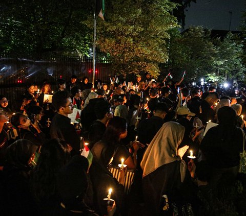 FOTO: Aksi Lilin dan Doa Bersama untuk Warga Jalur Gaza di Kedubes Palestina