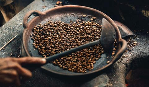 3. Proses Pemanggangan Biji Kopi: Medium Roast vs. Dark Roast