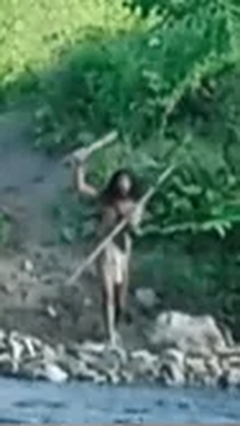 Video Mencekam Suku Terasing Halmahera Marah Lihat Buldoser di Hutan, Siap Lepaskan Panah