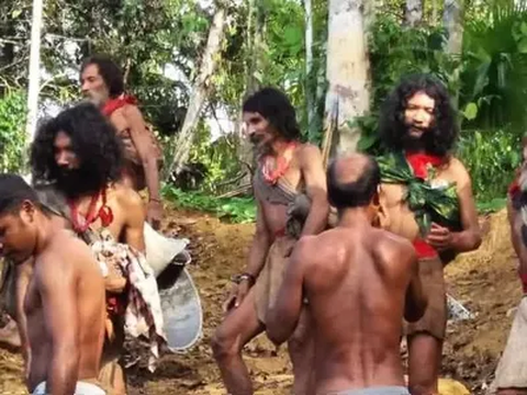 Video Mencekam Suku Terasing Halmahera Marah Lihat Buldoser di Hutan, Siap Lepaskan Panah