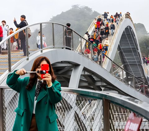 Sempat Dikira Hoax dan Editan, Begini Potret Unik dan Indahnya Jembatan Kaca Melengkung di China: Serasa Jalan di Awan