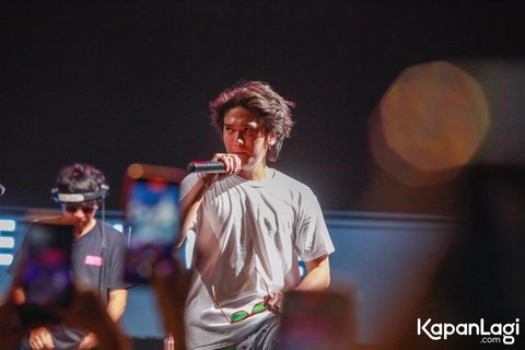 Punya Band Baru, 8 Foto Tampan Iqbaal Ramadhan Tampil di Tepok Bulu 2023!