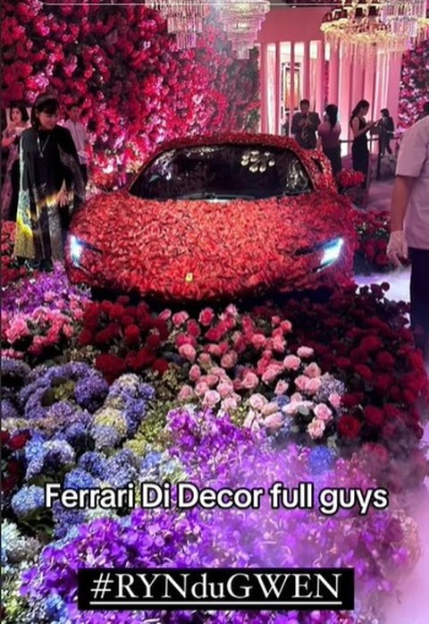 Mobil Ferrari di Hiasi Bunga