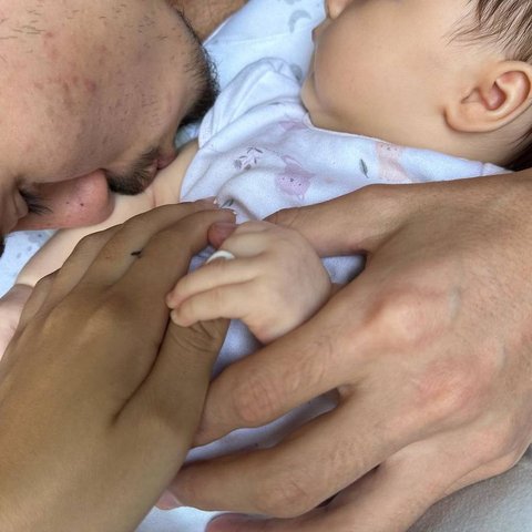 Wajah Masih Rahasia, Potret Baby Kamari Putri Jennifer Coppen yang Miliki Mata Indah dan Tubuh Gembul